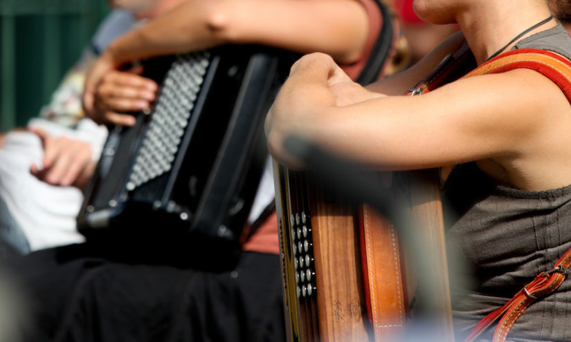 Accordéon chromatique et accordéon diatonique côte à côte